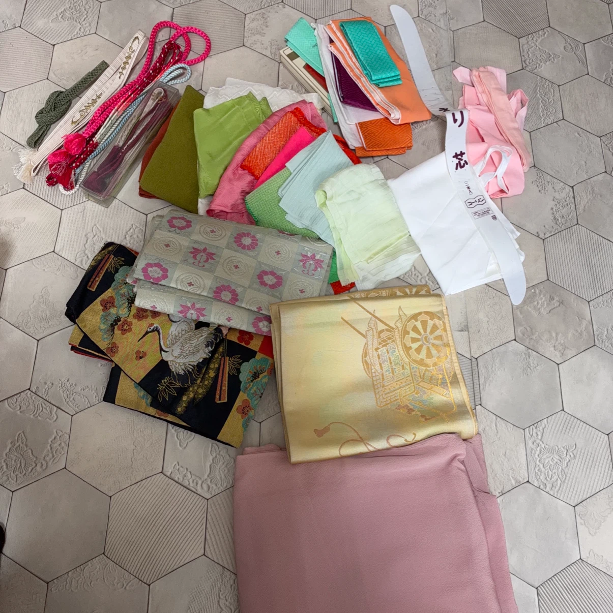 着物　帯　帯締め　重ね衿　紐　帯揚げ着物用品の写真2枚目