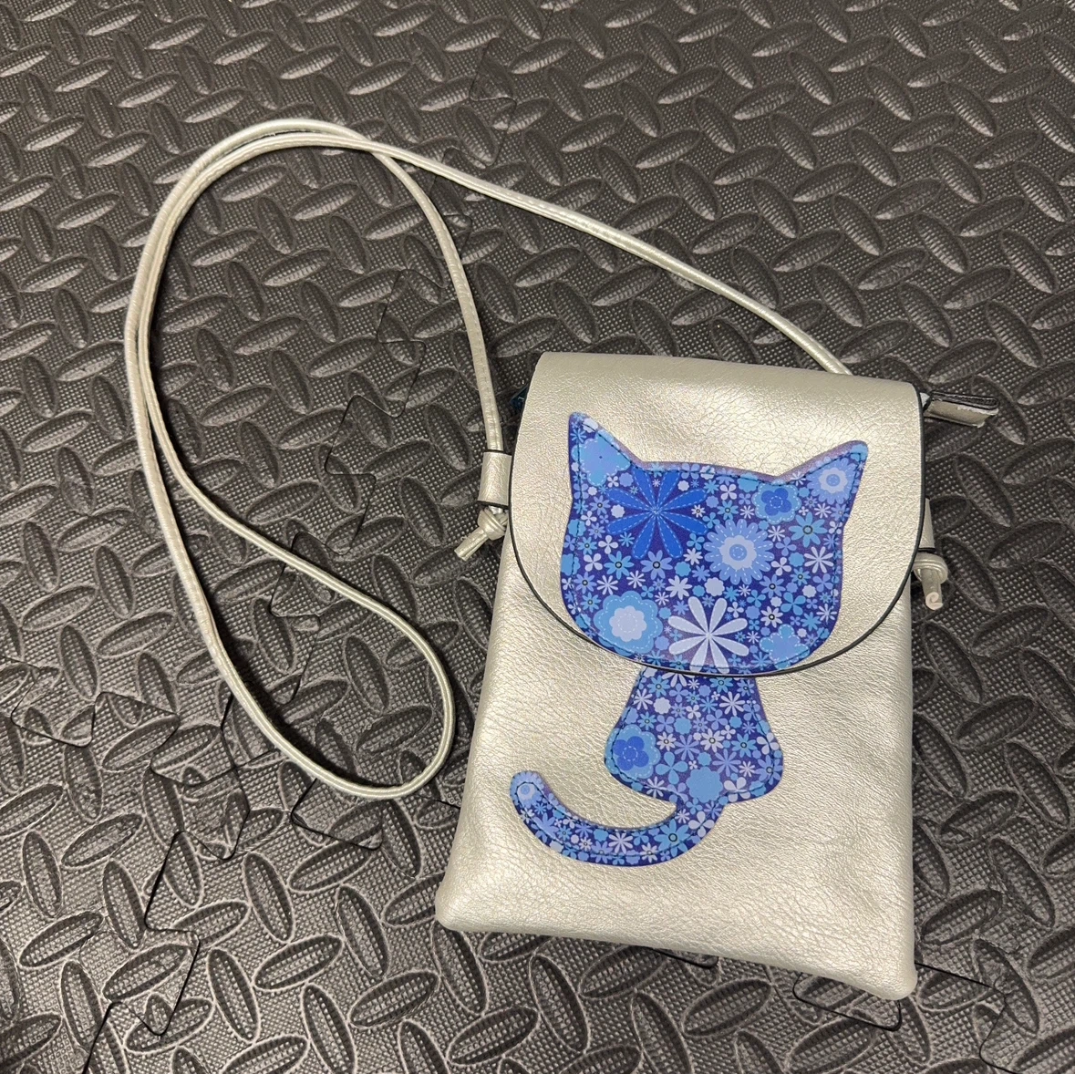 猫モチーフ ショルダーポーチ シルバー