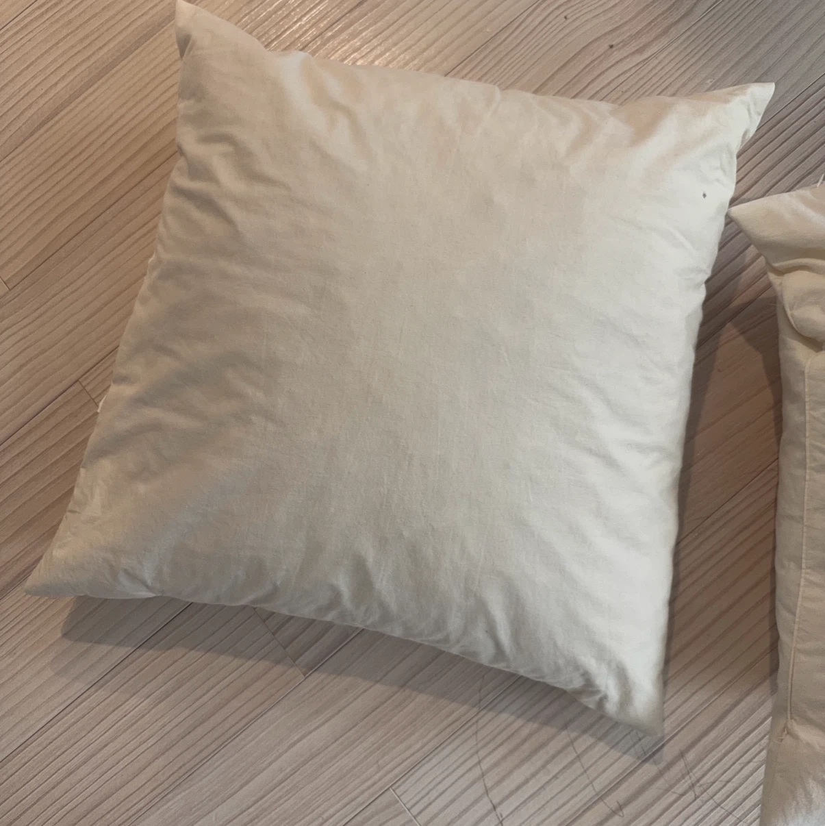 IKEAのクッション2個の写真2枚目