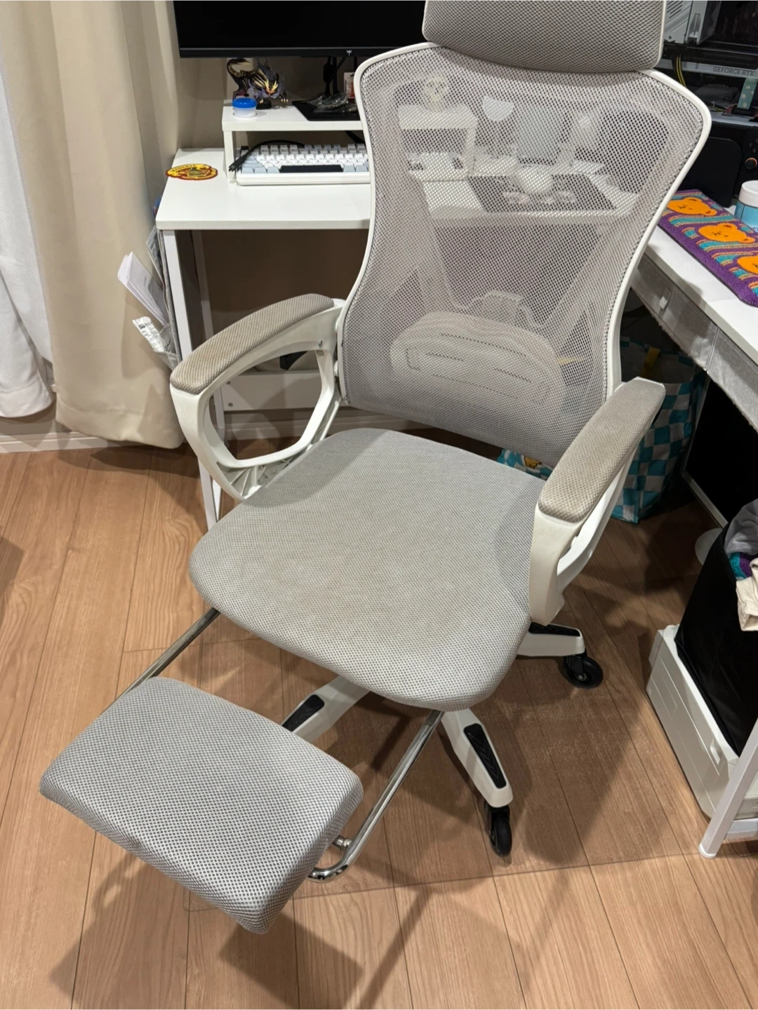 フットレスト付き メッシュオフィスチェア ホワイトの写真2枚目