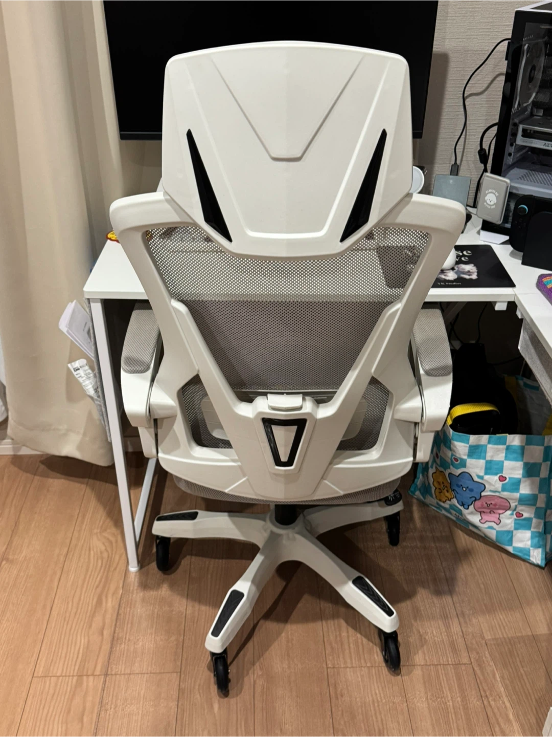 フットレスト付き メッシュオフィスチェア ホワイトの写真3枚目