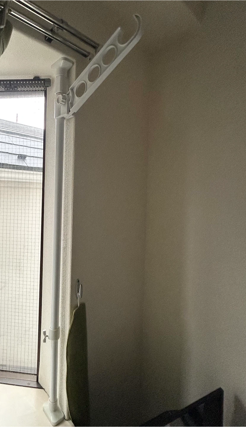 つっぱり式 窓枠物干し 腰窓用の写真2枚目