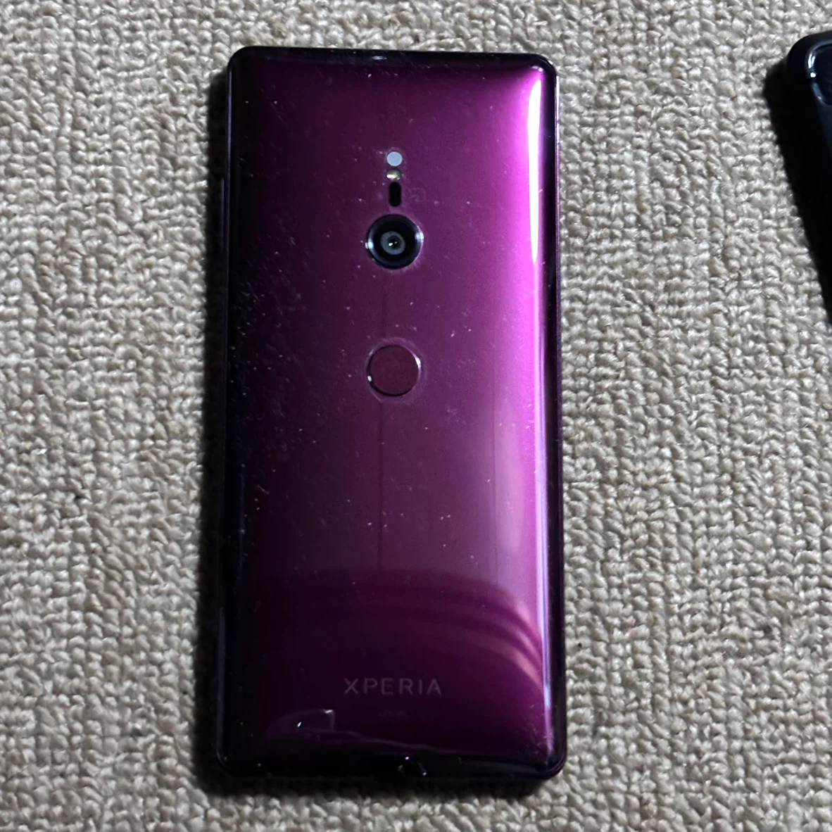 Simフリースマホ ソニー Xperia XZ3 SOV39 ワインレッド 本体 バッテリー状態良好 ケース付の写真2枚目