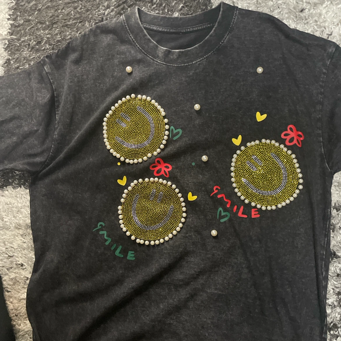 新品！スマイル柄 パール装飾 Tシャツ M〜Lサイズ