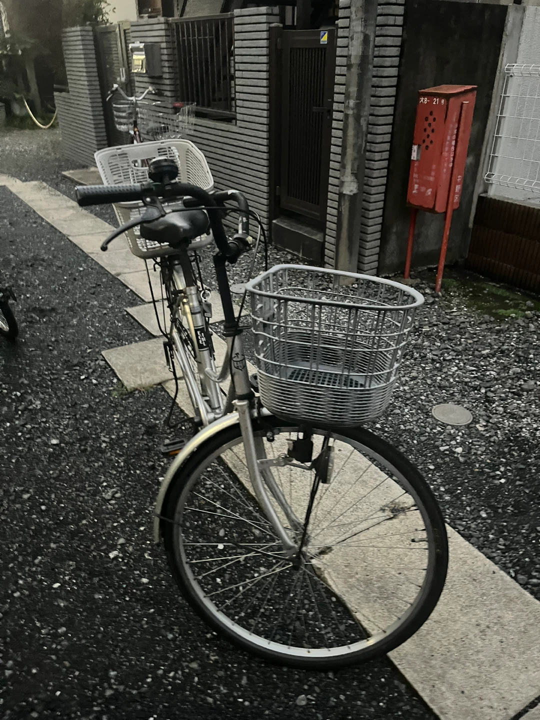 シティサイクル 前後カゴ付き シルバーの写真2枚目