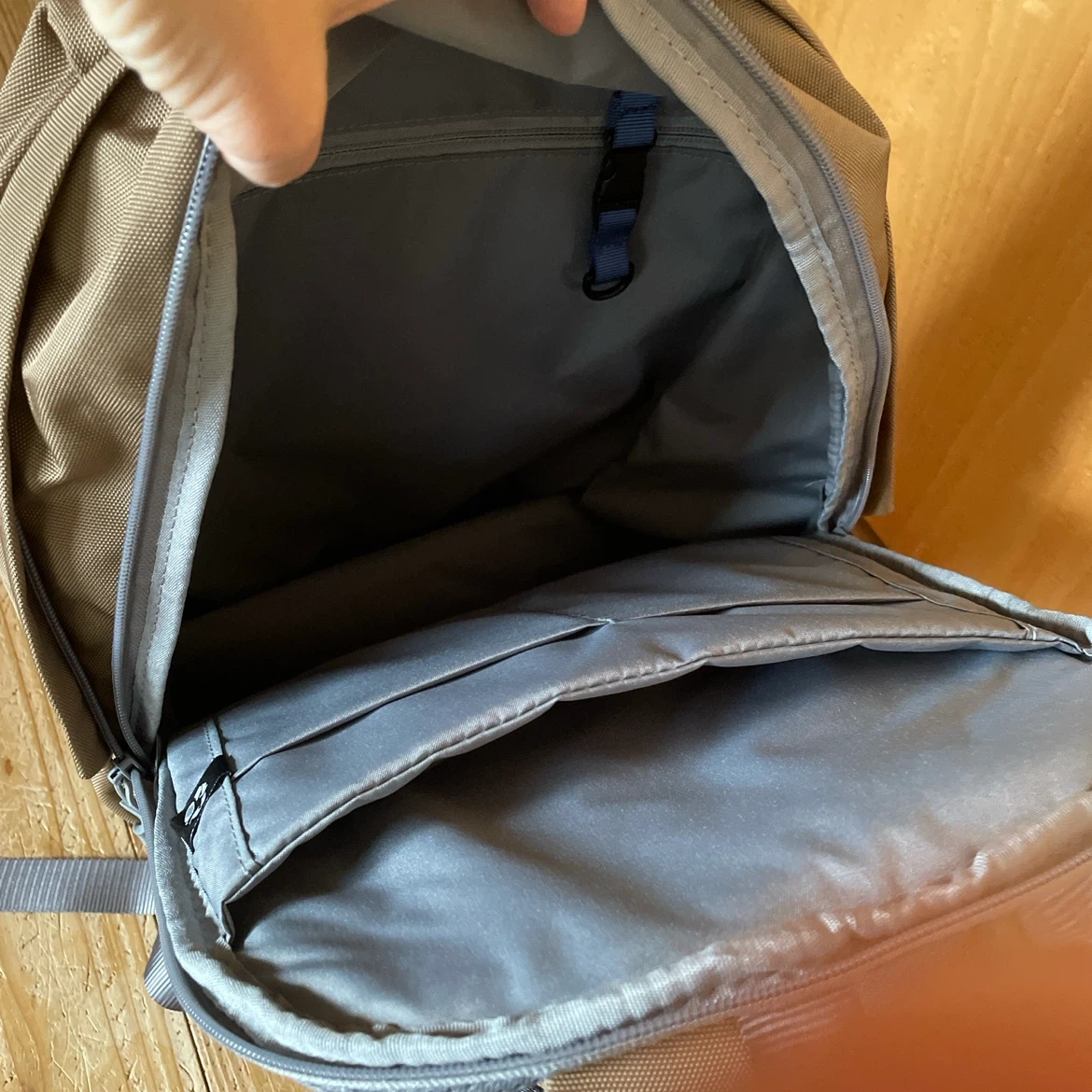 xd design body soft防犯仕様リュックの写真8枚目