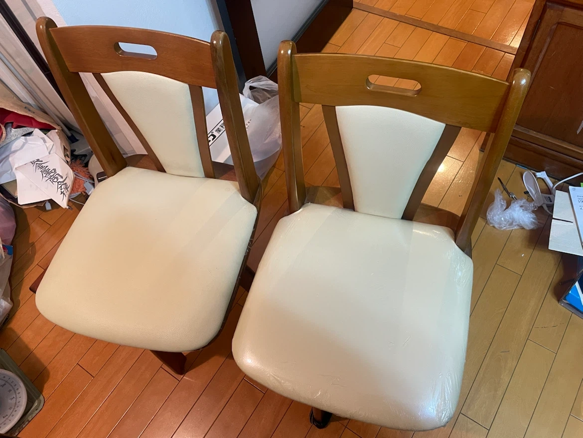 【無料】ダイニングテーブルセット(回転椅子・補助ベンチ付き)の写真2枚目