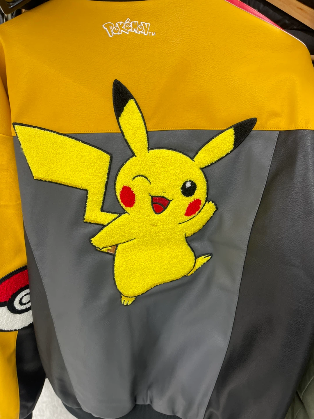 アディダス ポケモン ジャケット ピカチュウ Mの写真5枚目
