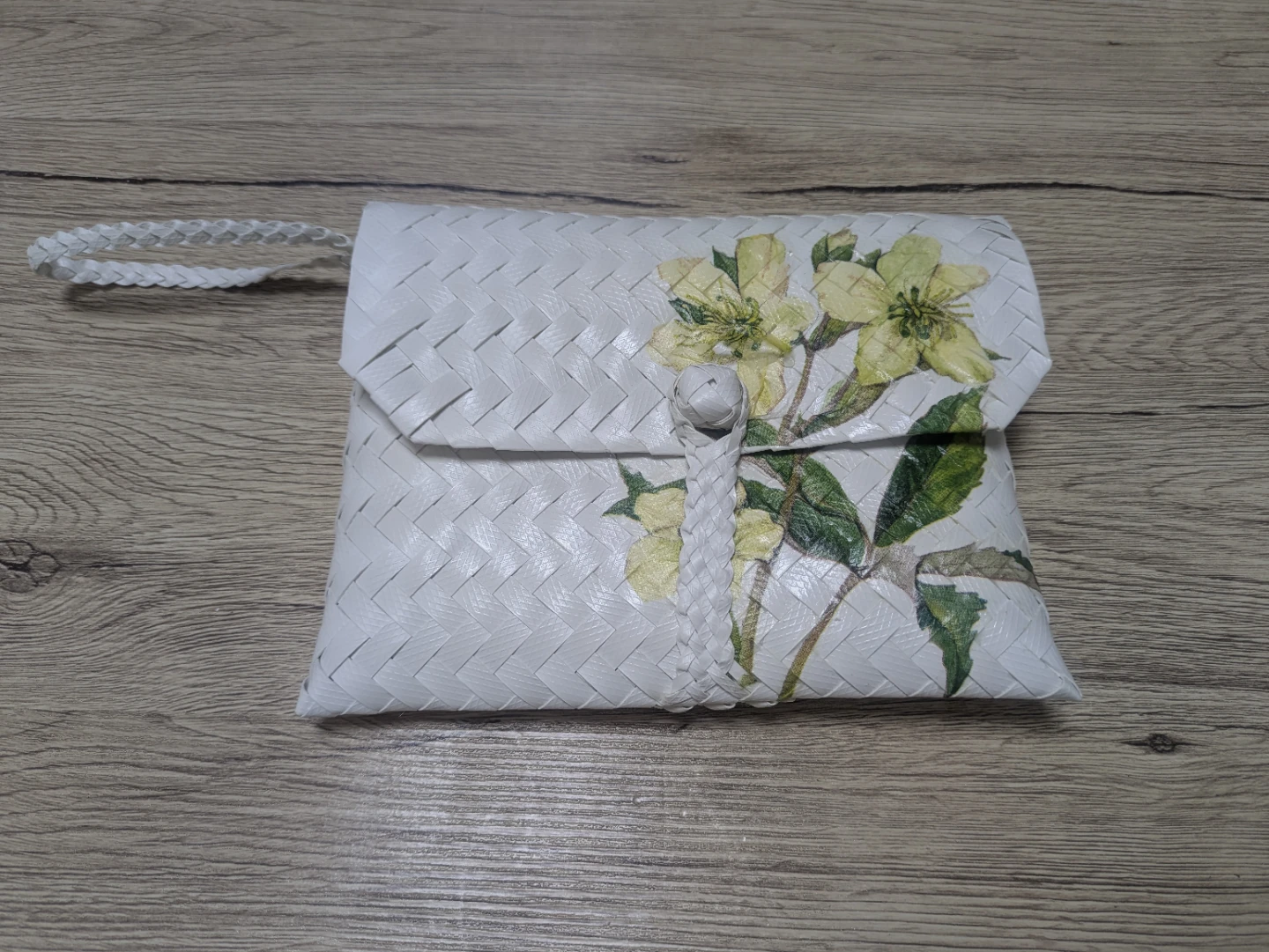 《本日お渡し可能‼️》プナンバッグ デコパージュ クラッチバッグ  ハンドメイド 花柄の写真2枚目