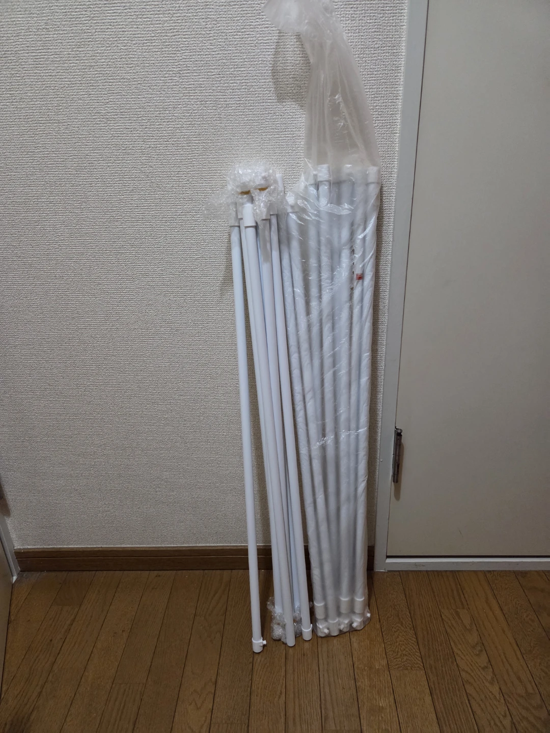 突っ張り棒のようなもの　ホワイト　収納用品