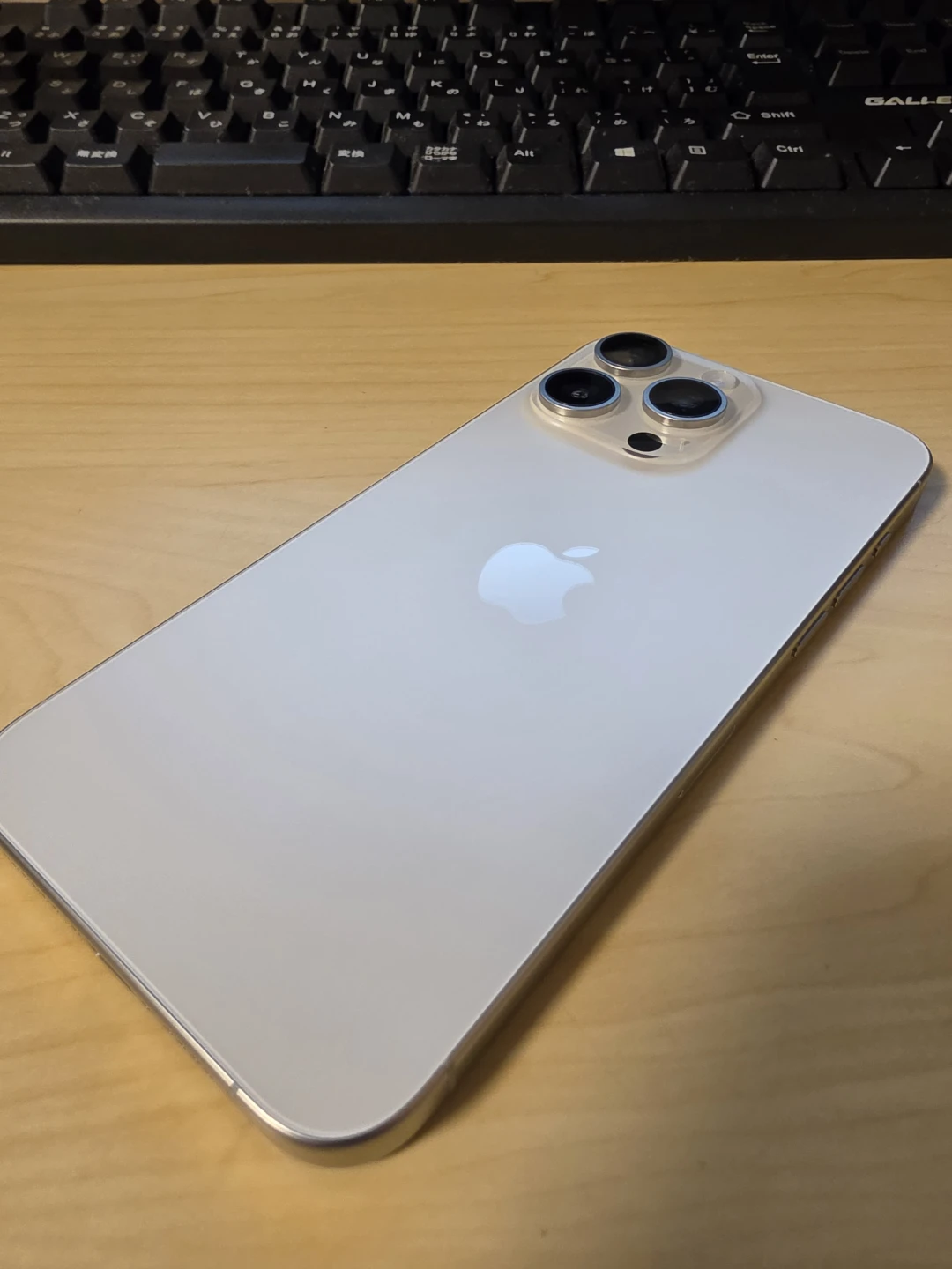 iPhone 15 Pro Max 256g ホワイト[ケース付]の写真6枚目
