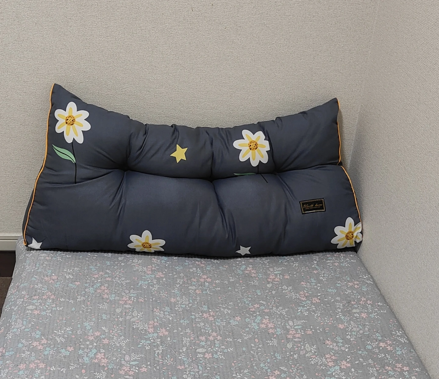 Worth home ロングクッション 花柄 グレーの写真2枚目