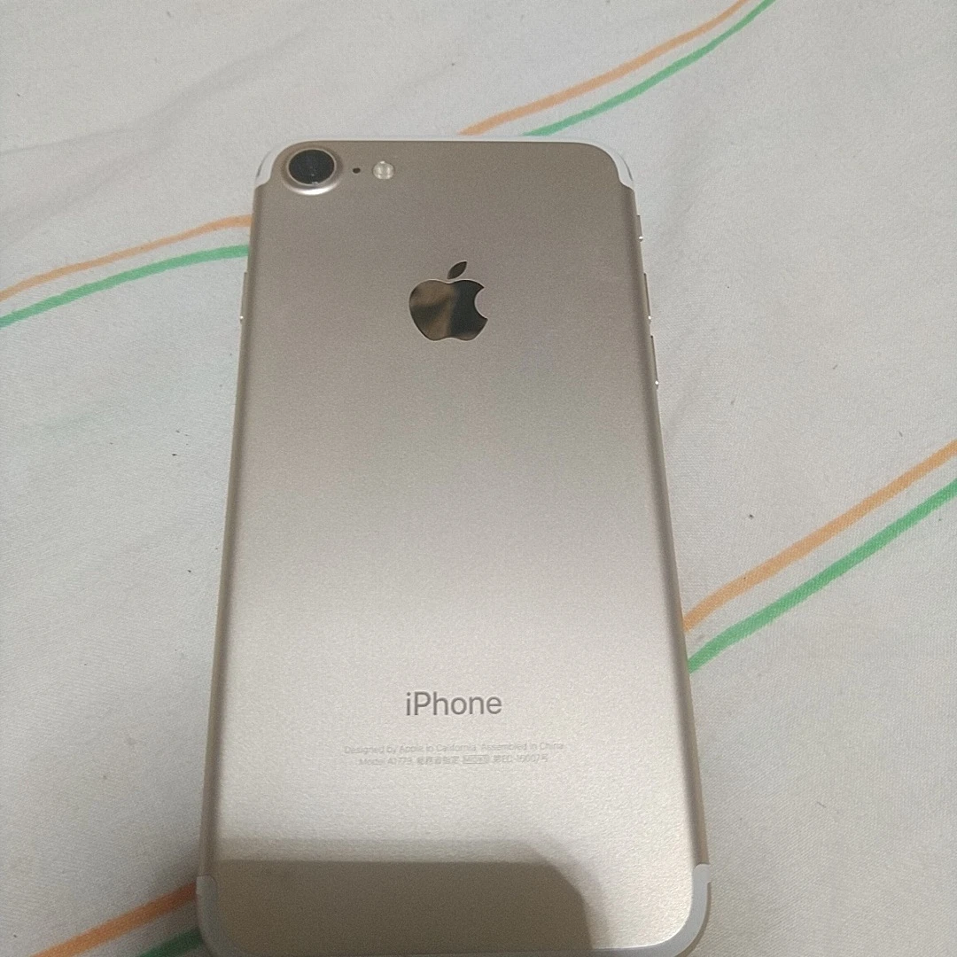 アップル iPhone 7 ゴールド　au専用