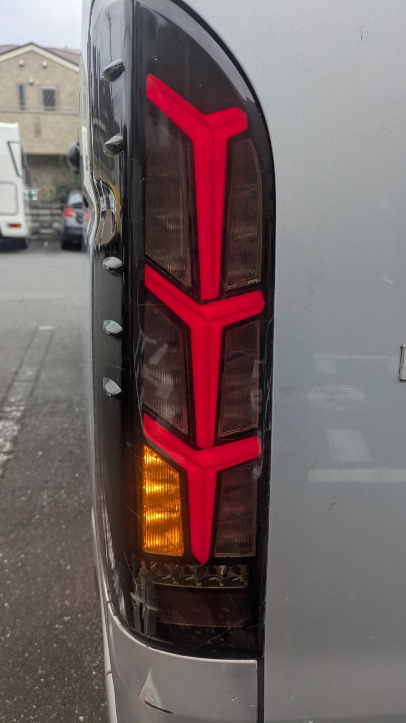 ハイエース LEDテールランプ 左右セットジャンクの写真10枚目