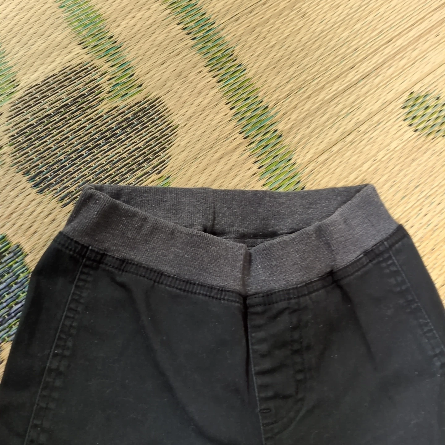 ユニクロ キッズ パンツ 黒 M 125-135cmの写真3枚目