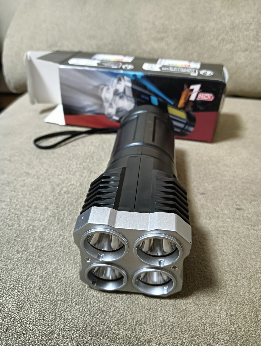 LED 強力ライト 充電式 4灯 アウトドアの写真2枚目