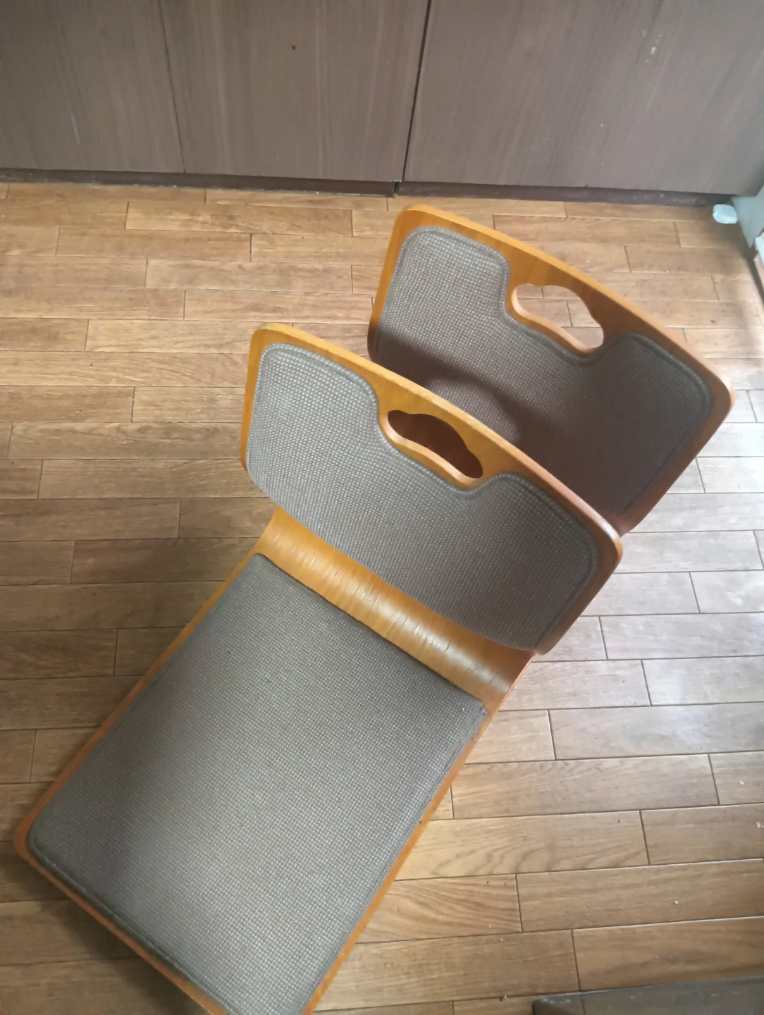 木製座椅子 2脚セット 取っ手付きの写真2枚目