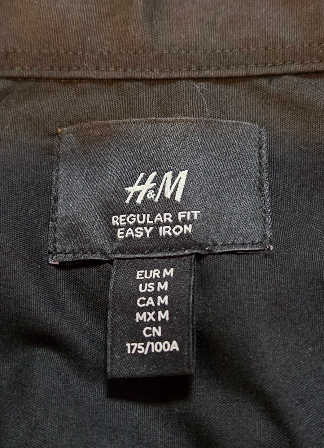 H & M レギュラーフィットイージーアイロンシャツ M ブラックの写真3枚目