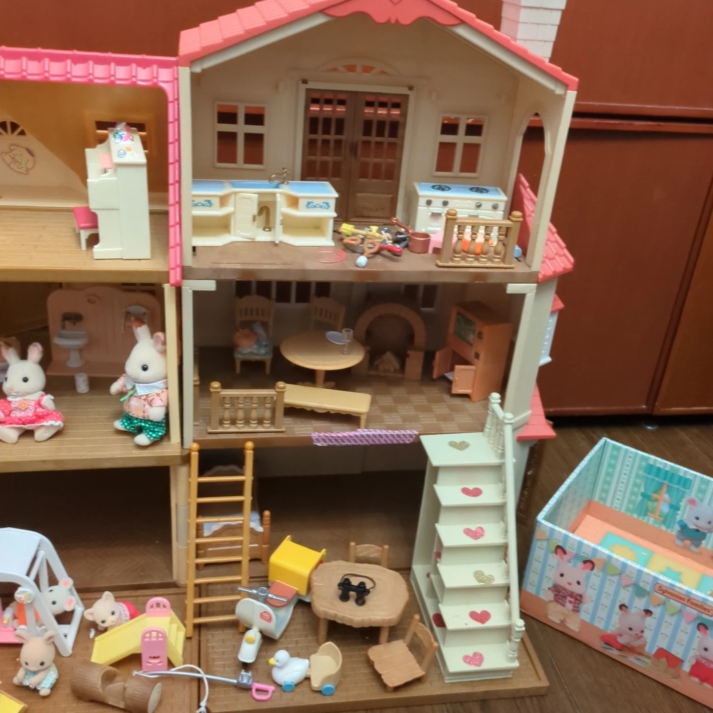 シルバニアファミリー 超豪華 赤い屋根の大きな家 家具・遊具・キャンピングカー・人形セットの写真4枚目