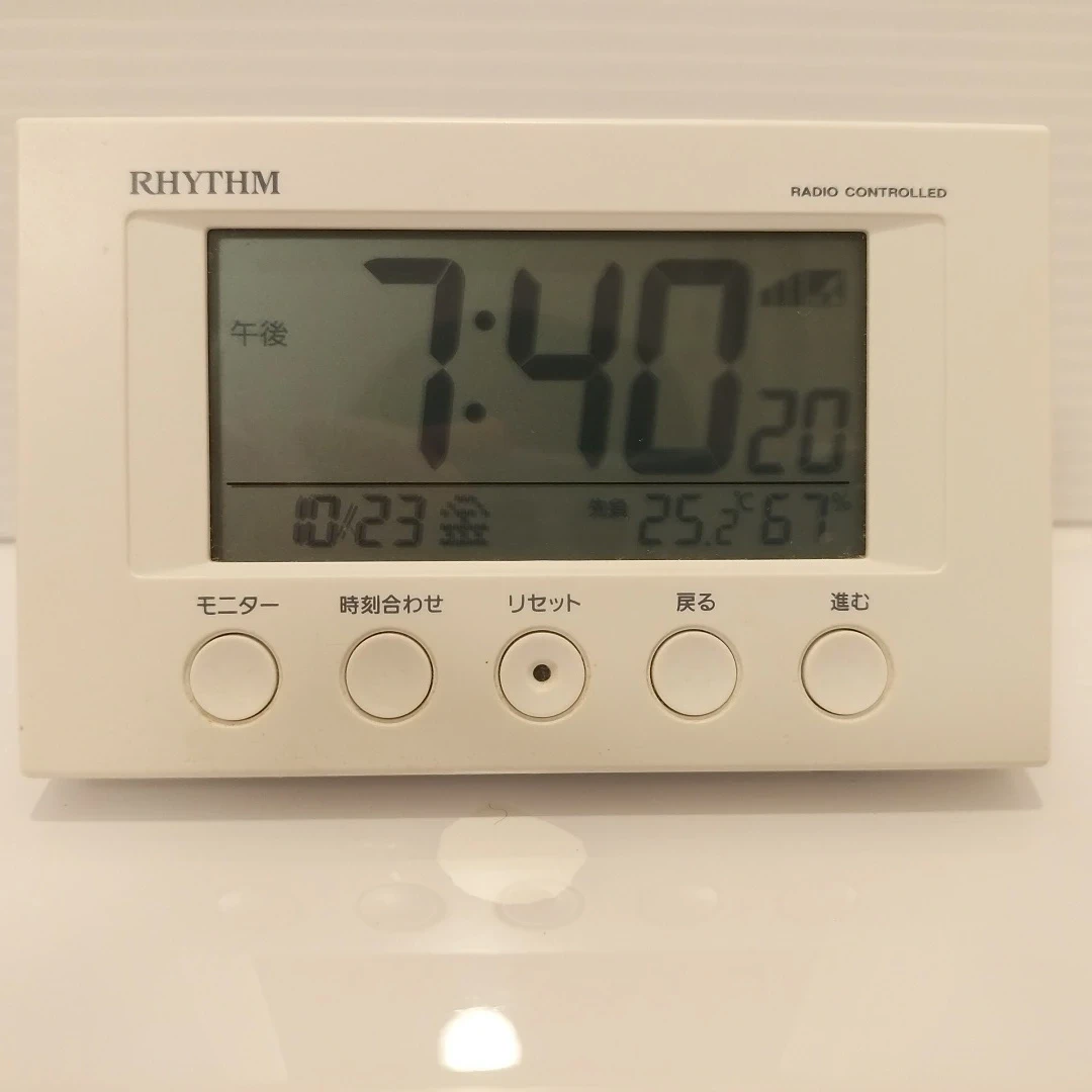 温度、湿度表示される。リズムデジタル目覚まし時計 8RZ166