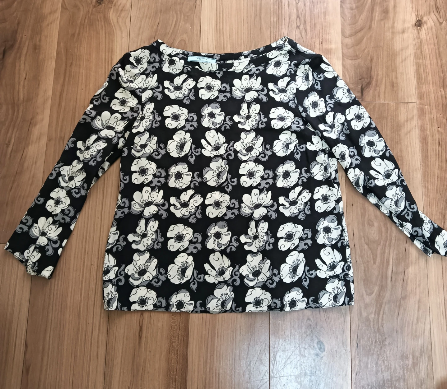 美品。PRADA プラダ シルク素材 花柄 長袖 ブラウスの写真4枚目