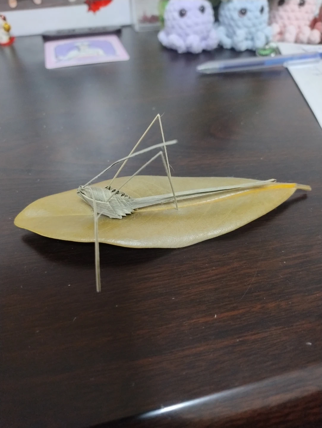 葉っぱで作ったバッタのアート