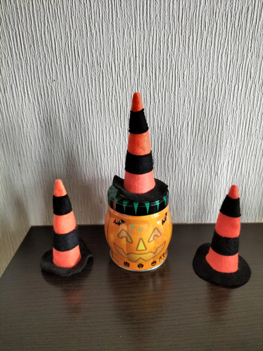 ディズニー ハロウィン2000 空缶　飾りミニ帽子の写真2枚目