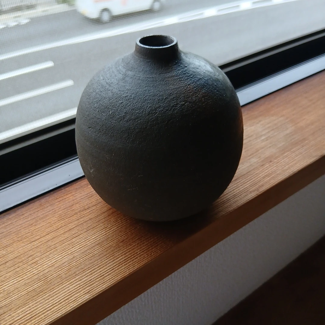 黒釉 丸型 一輪挿し 花瓶 陶器