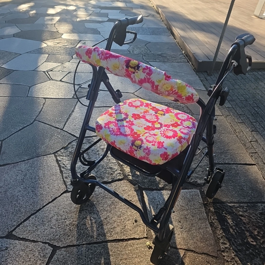 【予約あり】歩行器 シルバーカー 花柄 介の写真3枚目