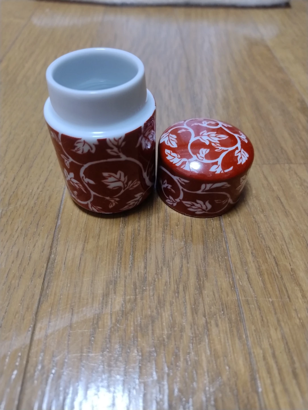 赤絵 唐草文様 蓋付き小壺