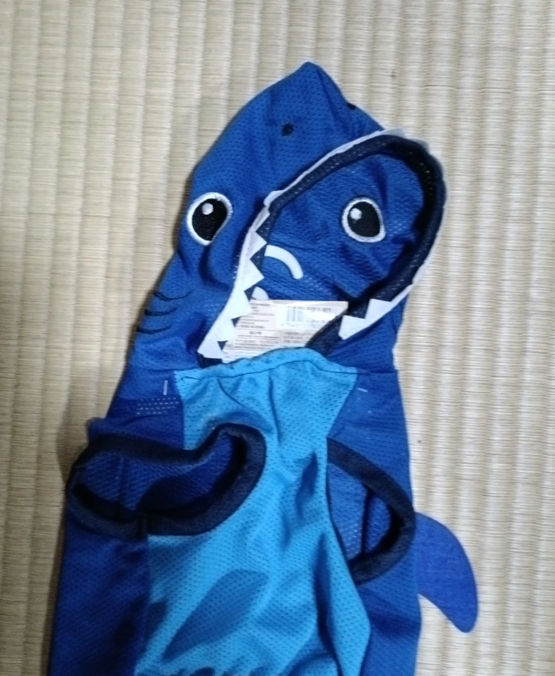 ダイソー ペット用服 サメ Mサイズの写真3枚目