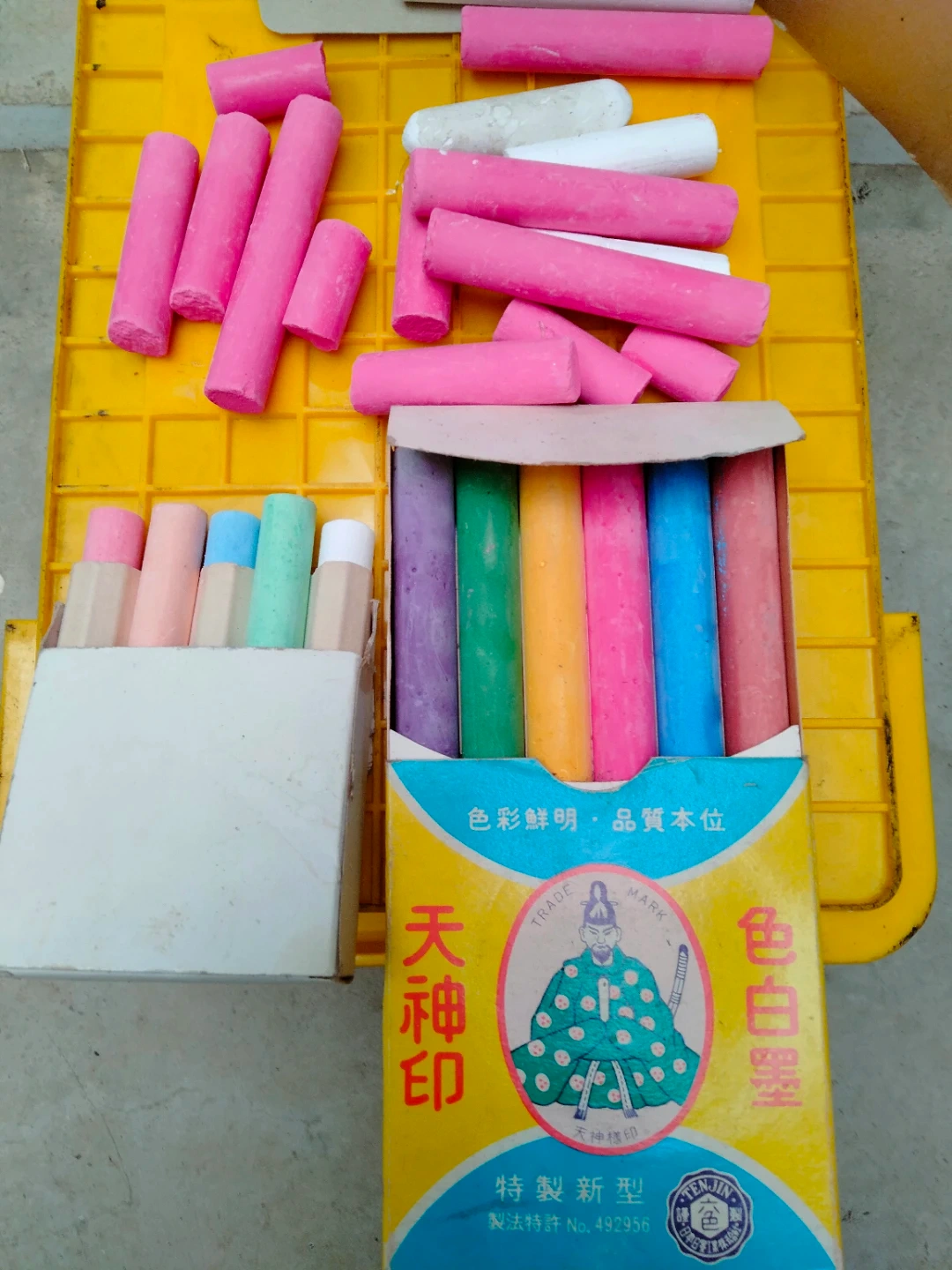 チョーク 天神白墨 黒板 落書き 教育委員会推奨品の写真2枚目