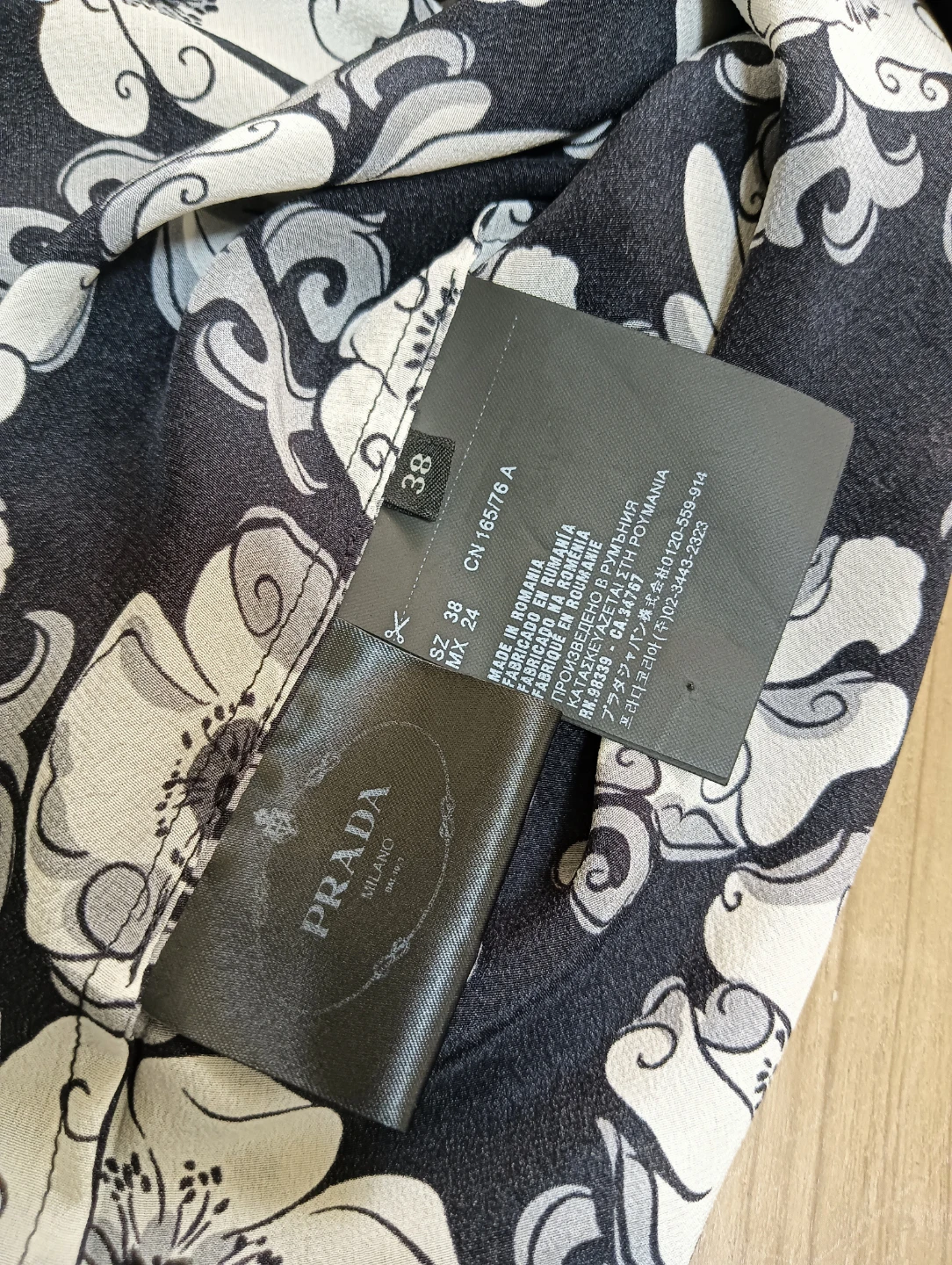 美品。PRADA プラダ シルク素材 花柄 長袖 ブラウスの写真7枚目