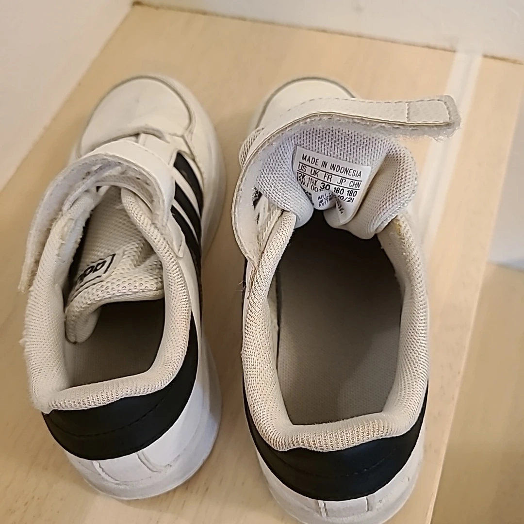 アディダス キッズスニーカー 18cm ホワイト ブラックの写真3枚目