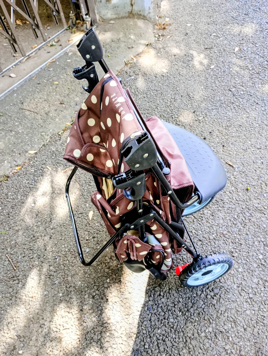 ペット用おさんぽカート ブラウン 水玉模様 折りたたみ式の写真5枚目