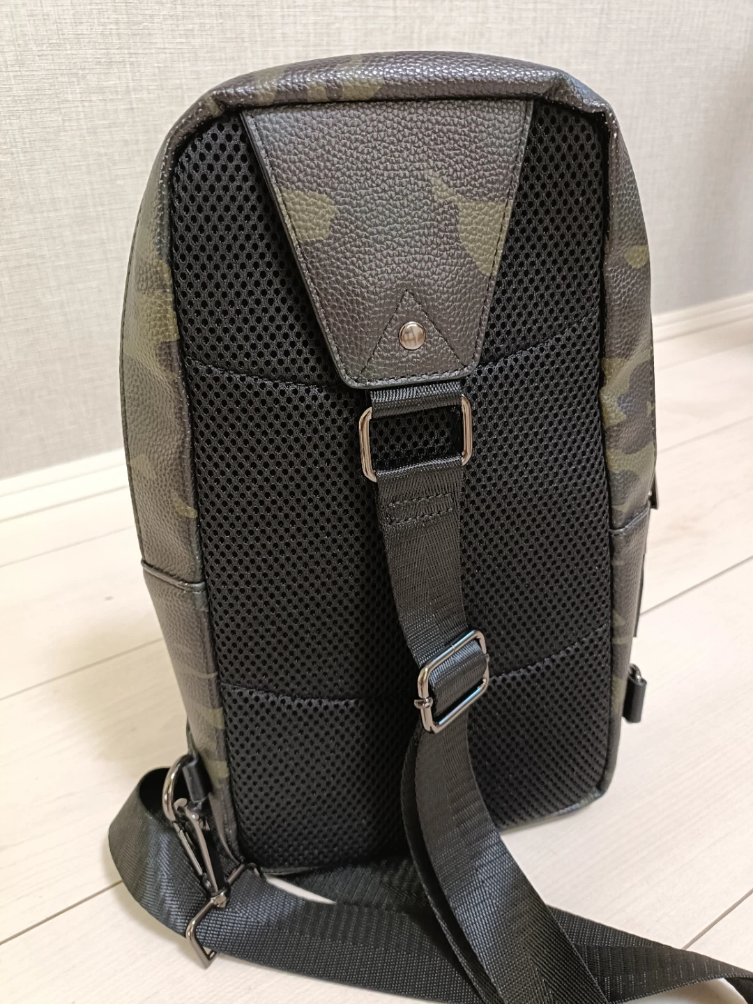 【HUND RED japan】メンズ ボディバッグ ワンショルダーバッグ カモフラ柄 ブラックの写真7枚目
