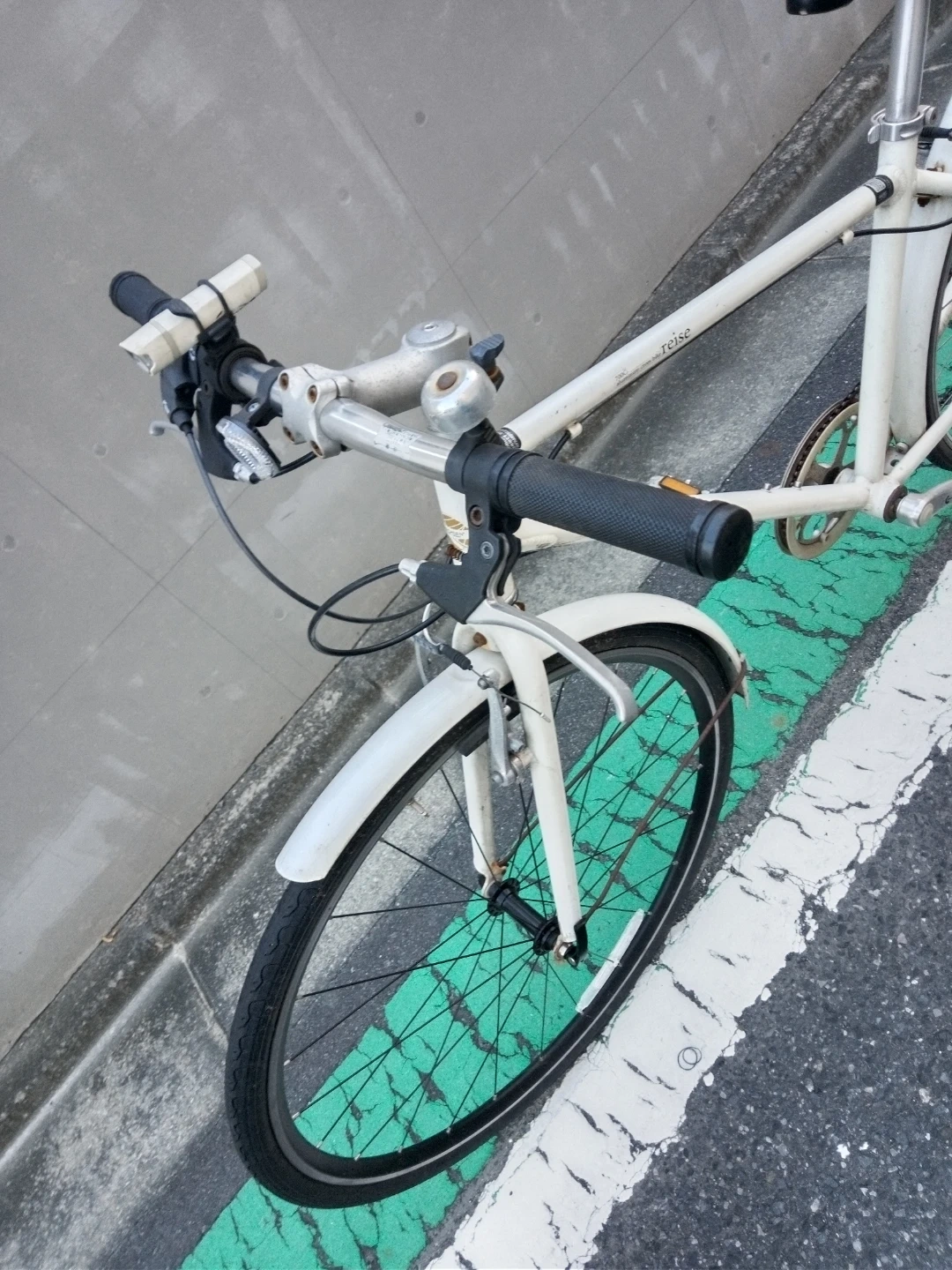 ヴァクセン クロスバイク 700C ホワイトの写真2枚目