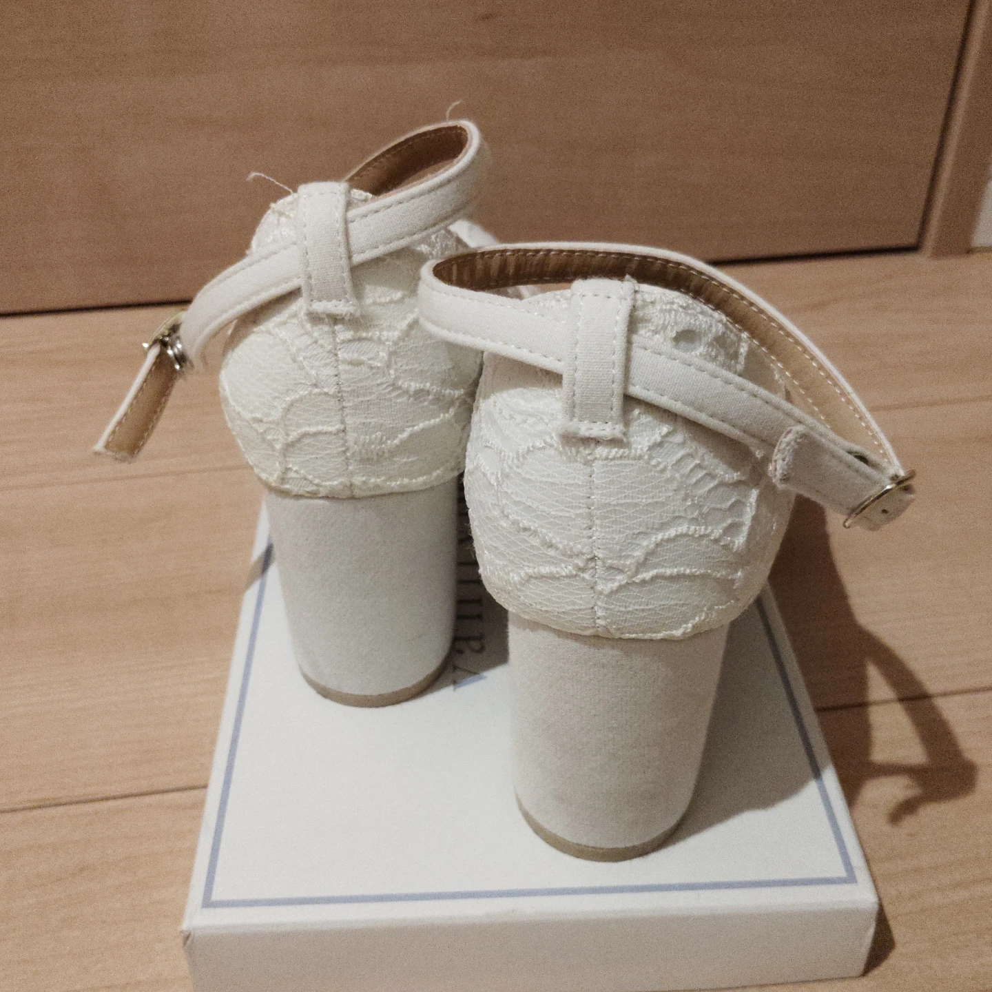 白　ヒール　レース　パンプス　の写真3枚目