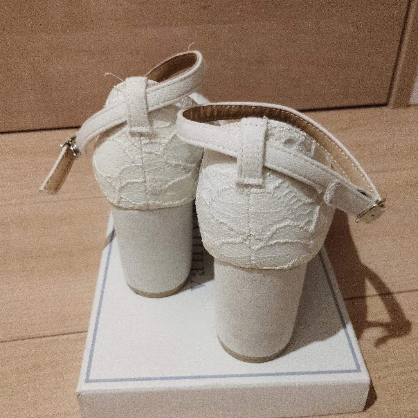 白 ヒール レース パンプス の写真3枚目