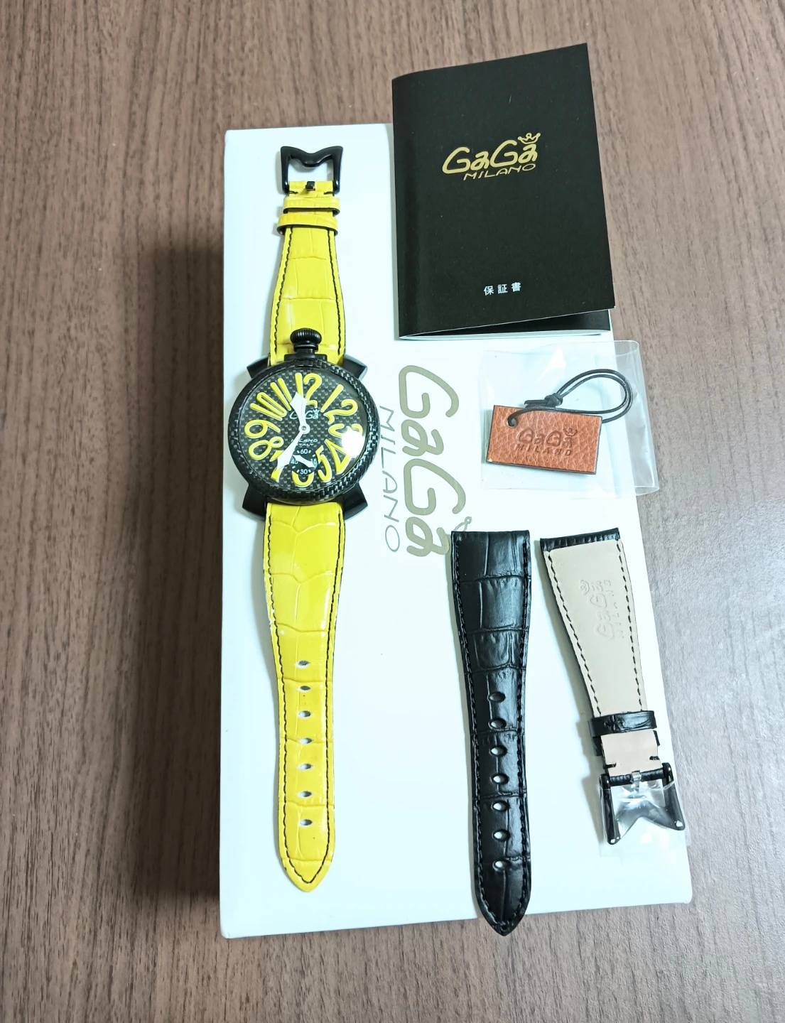 非常に美品。GaGa MILANO 限定500 カーボン マヌアーレ48 手巻き 腕時計の写真2枚目