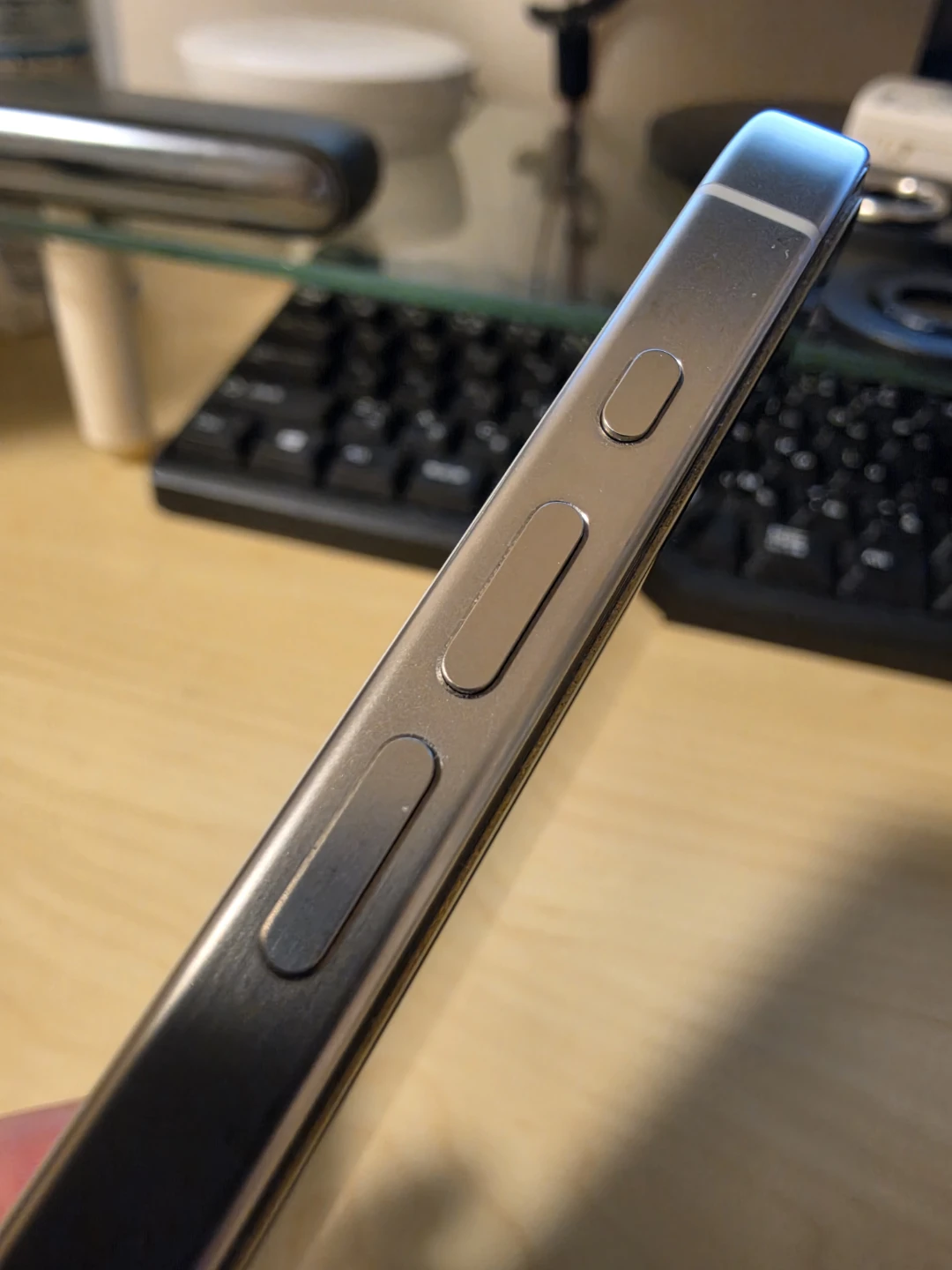 iPhone 15 Pro Max 256g ホワイト[ケース付]の写真2枚目