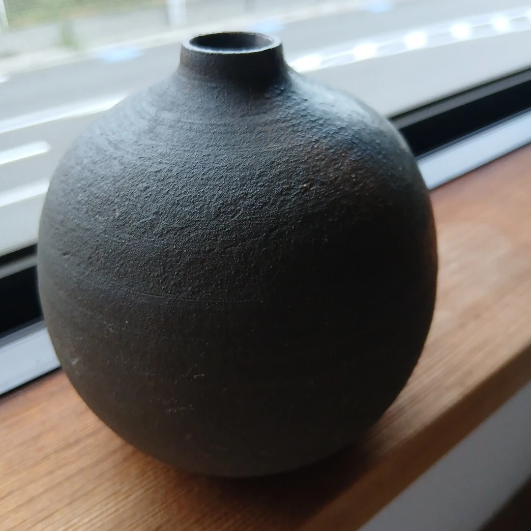 黒釉 丸型 一輪挿し 花瓶 陶器の写真4枚目