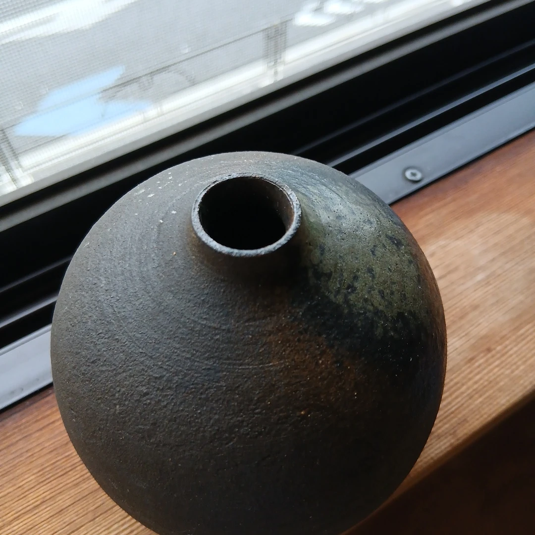 黒釉 丸型 一輪挿し 花瓶 陶器の写真2枚目