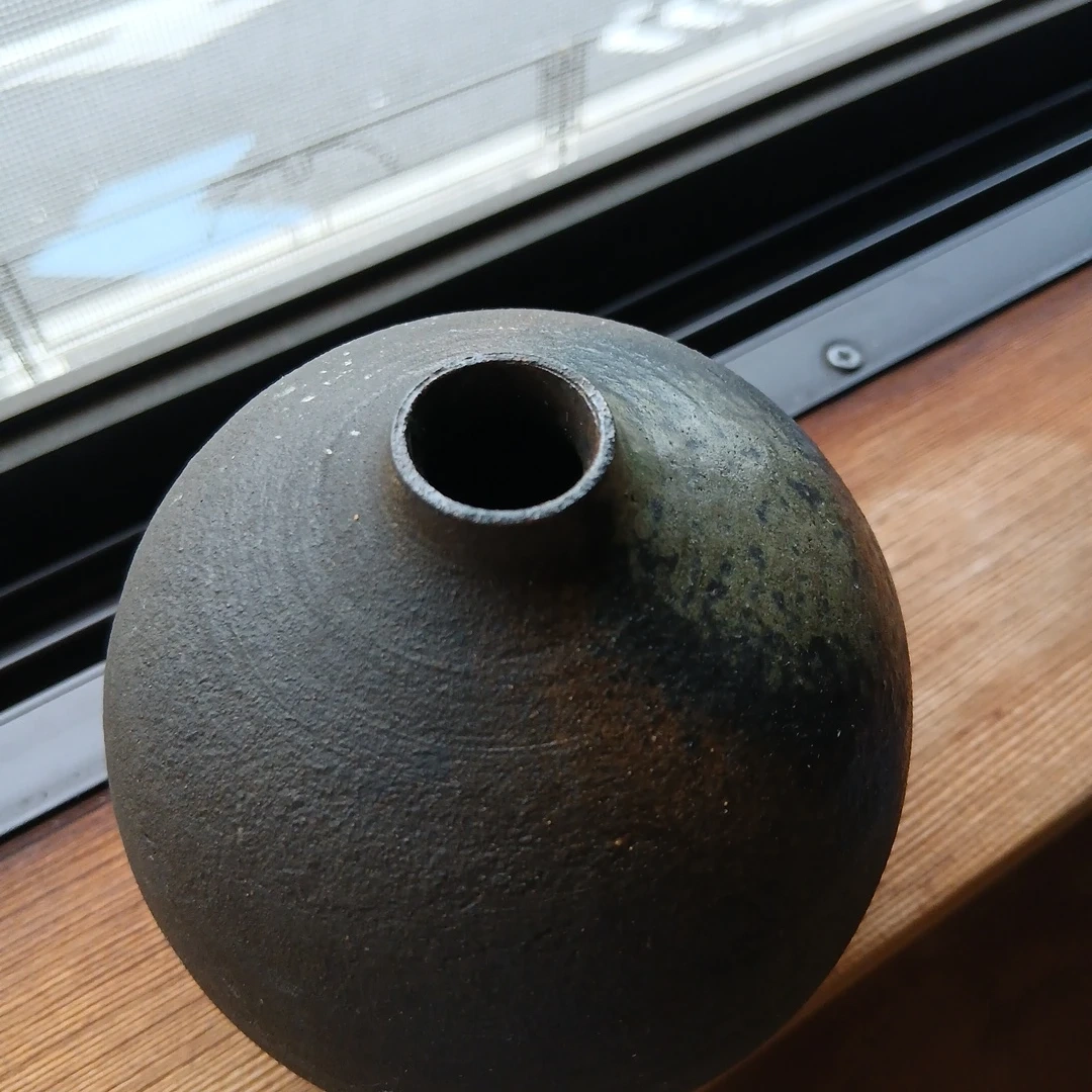 黒釉 丸型 一輪挿し 花瓶 陶器の写真2枚目