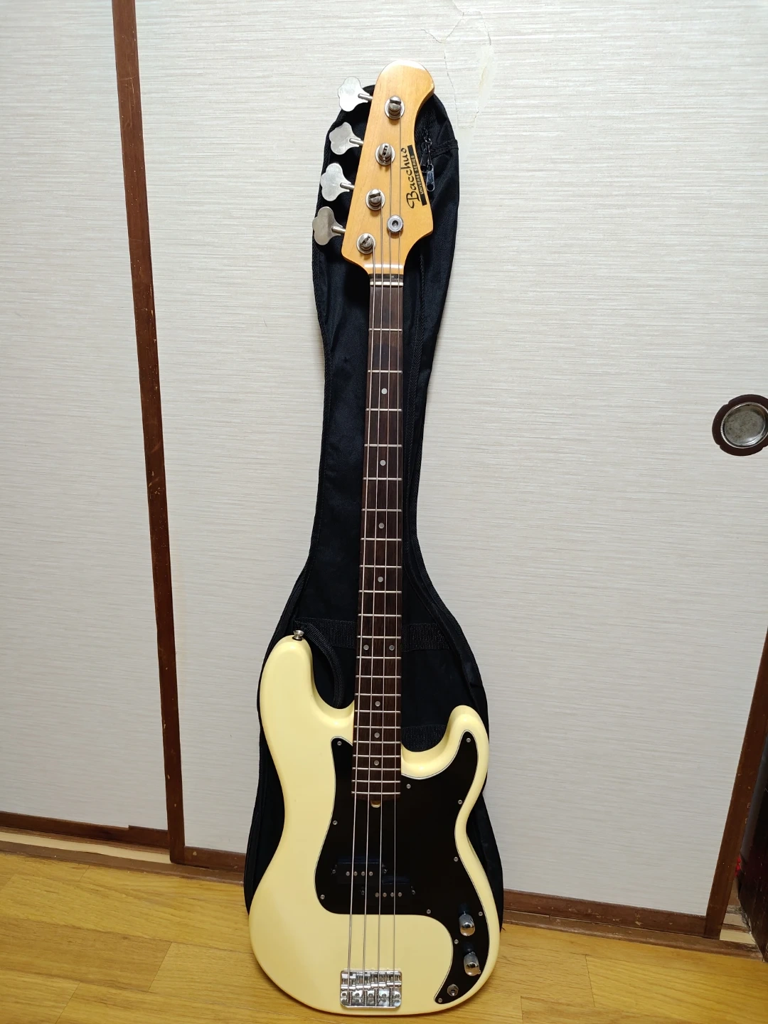 Bacchus Universe Series Bass (ソフトケース付)