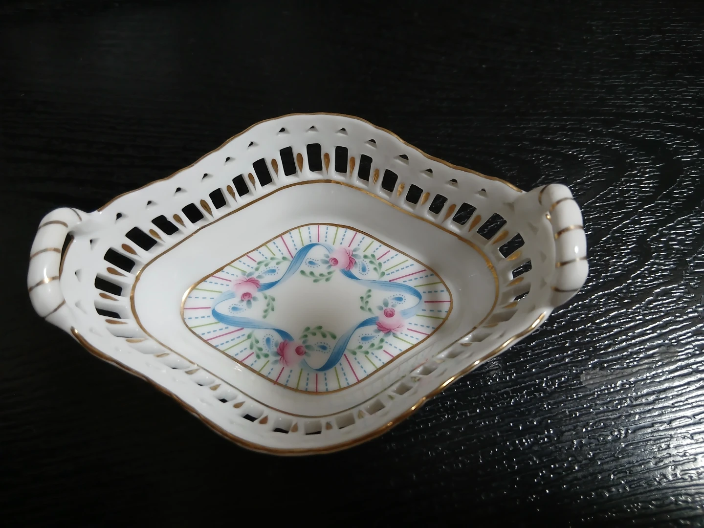 透かし彫り 陶器製 バスケット トレイ 花柄