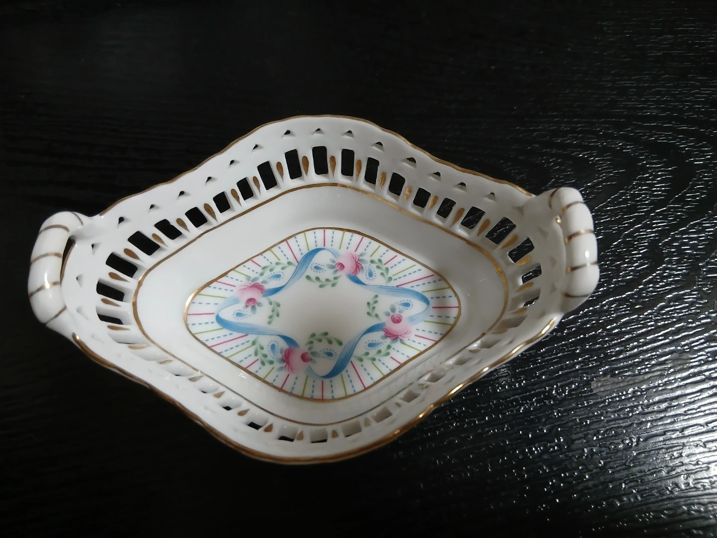 透かし彫り 陶器製 バスケット トレイ 花柄