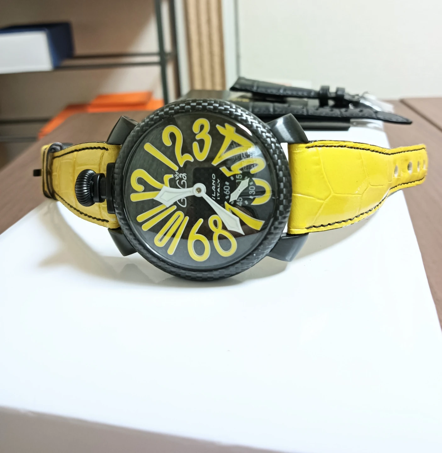 非常に美品。GaGa MILANO 限定500 カーボン マヌアーレ48 手巻き 腕時計の写真7枚目