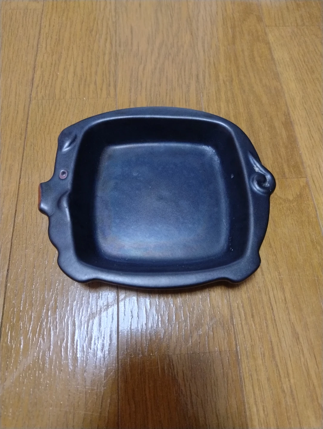 黒い陶器製 プレート 皿