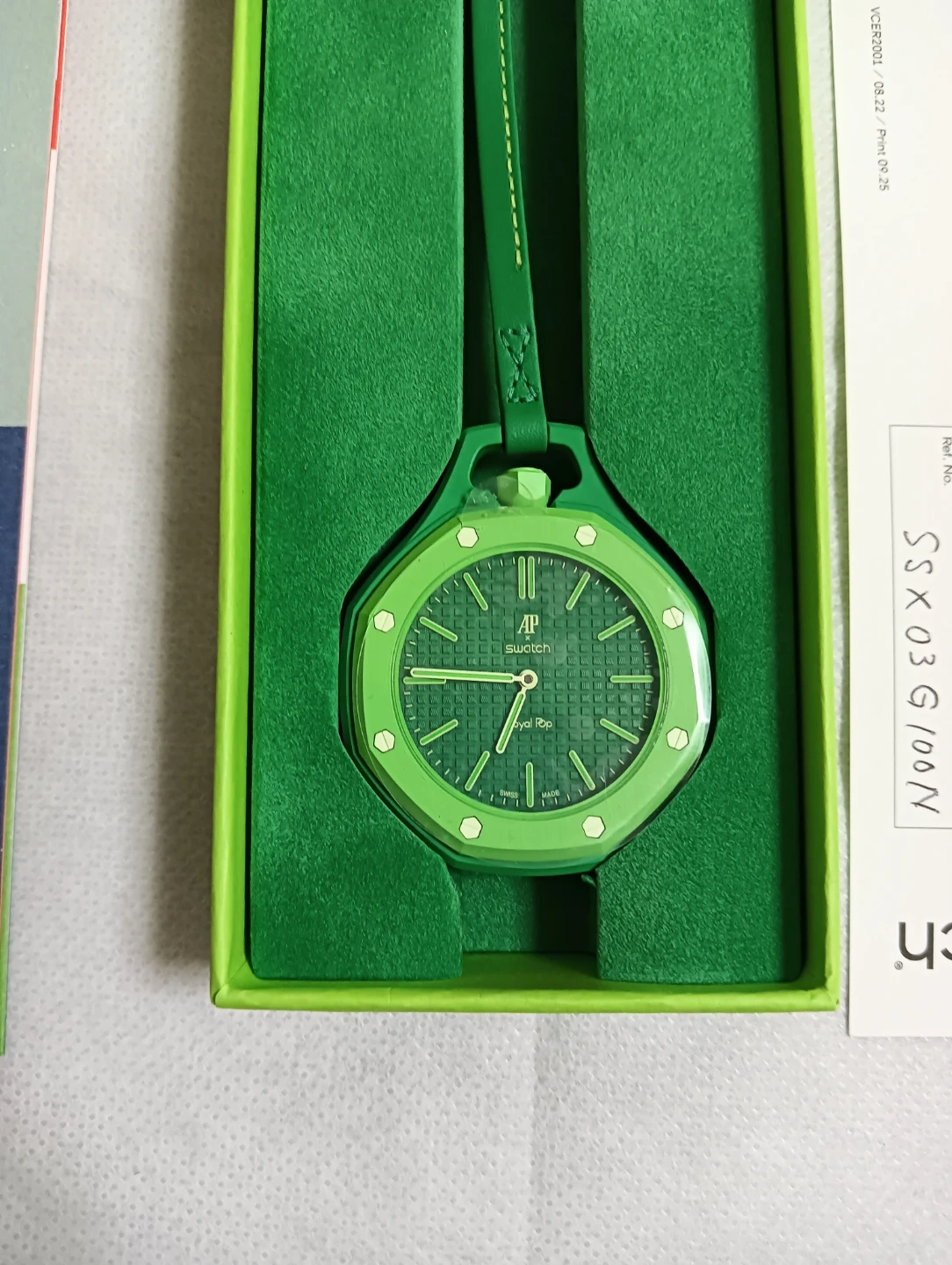 新品 未使用。オーデマピゲ × Swatch ロイヤルポップ 手巻き式 時計の写真2枚目